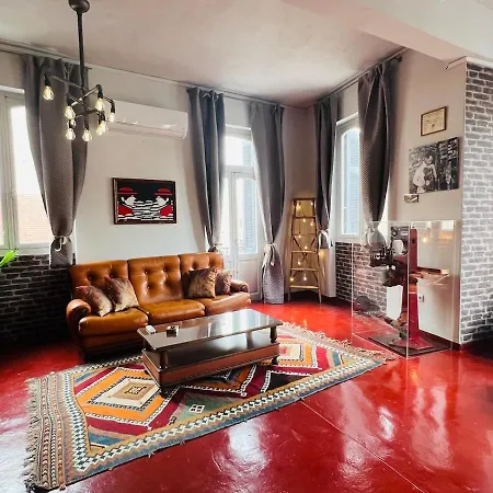 Spares - Industrial Loft & Rooftop Jacuzzi Holiday home *