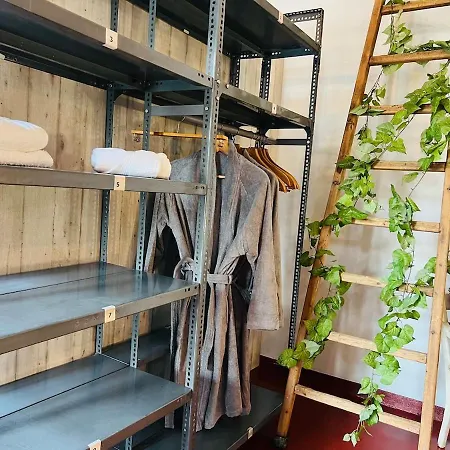 Spares - Industrial Loft & Rooftop Jacuzzi Holiday home *