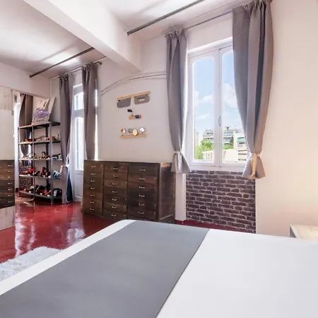 Spares - Industrial Loft & Rooftop Jacuzzi Holiday home *